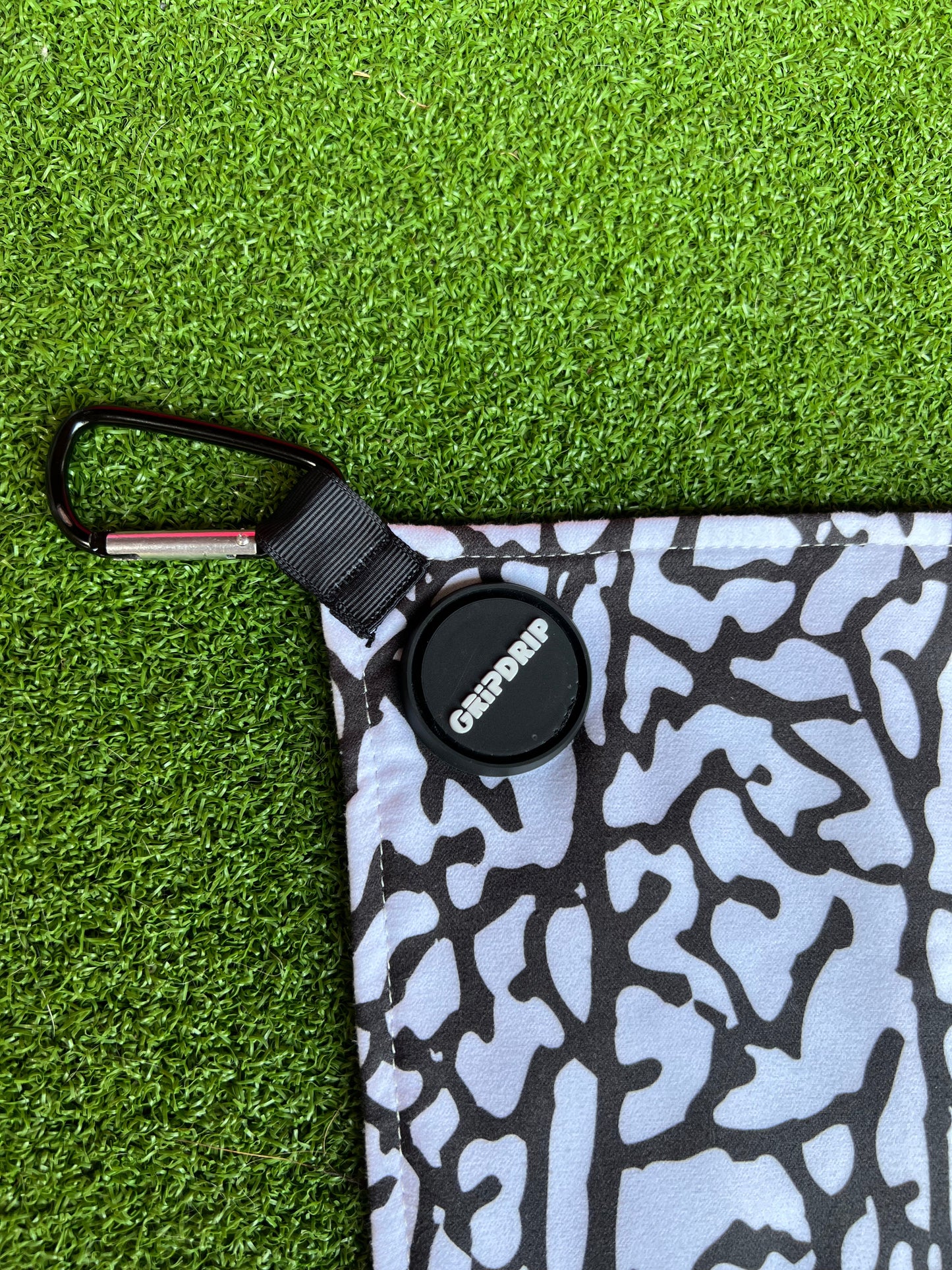 Par 3 - White, Black - Magnet Towel by GripDrip